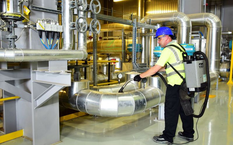 Dọn dẹp vệ sinh các thiết bị máy móc